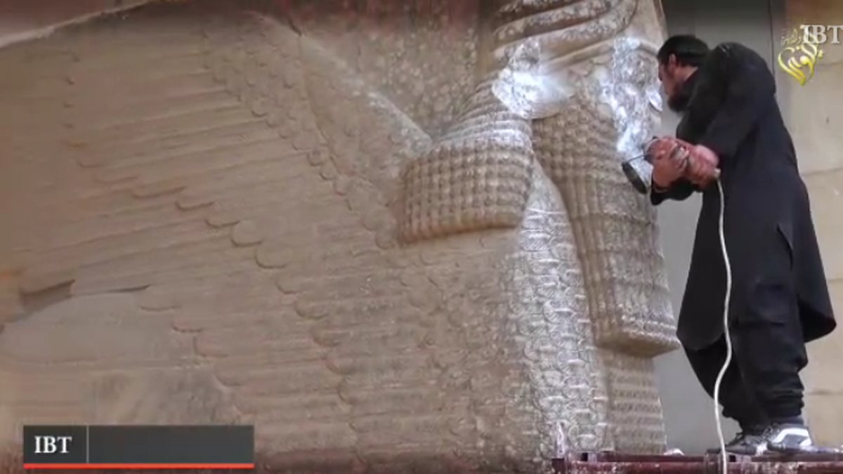 Bilder från när assyriskt kulturarv förstörs i Irak. 